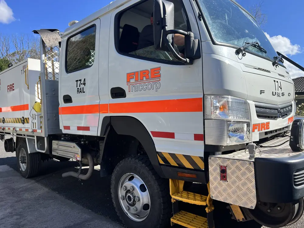 Hi-Rail 4x4 crew-cab fire tanker T7-4, side on, with its rail guidance wheels raised.